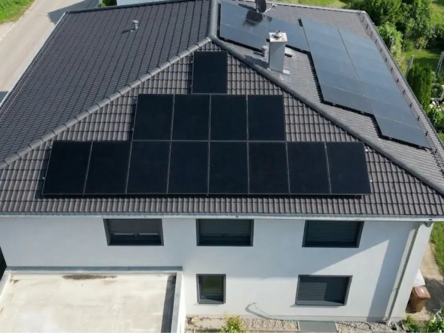 Von Feller montierte Photovoltaikanlage auf einem Einfamilienhaus in der Region Augsburg