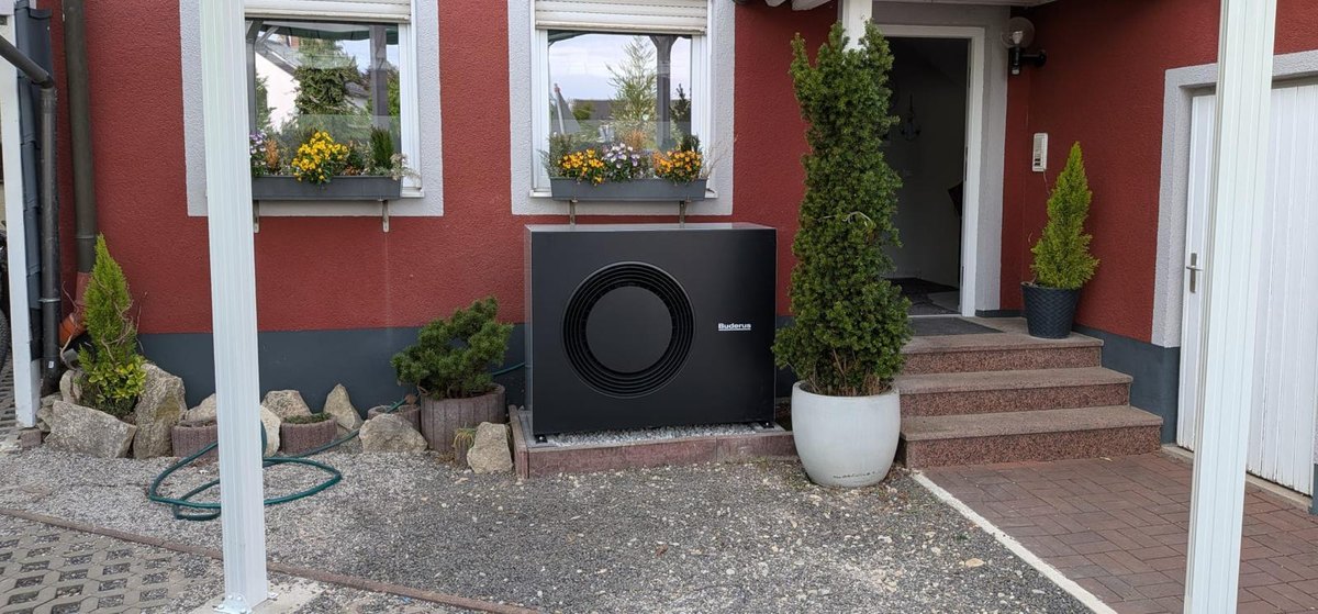 Buderus-Wärmepumpe, von uns installiert an einem Einfamilienhaus