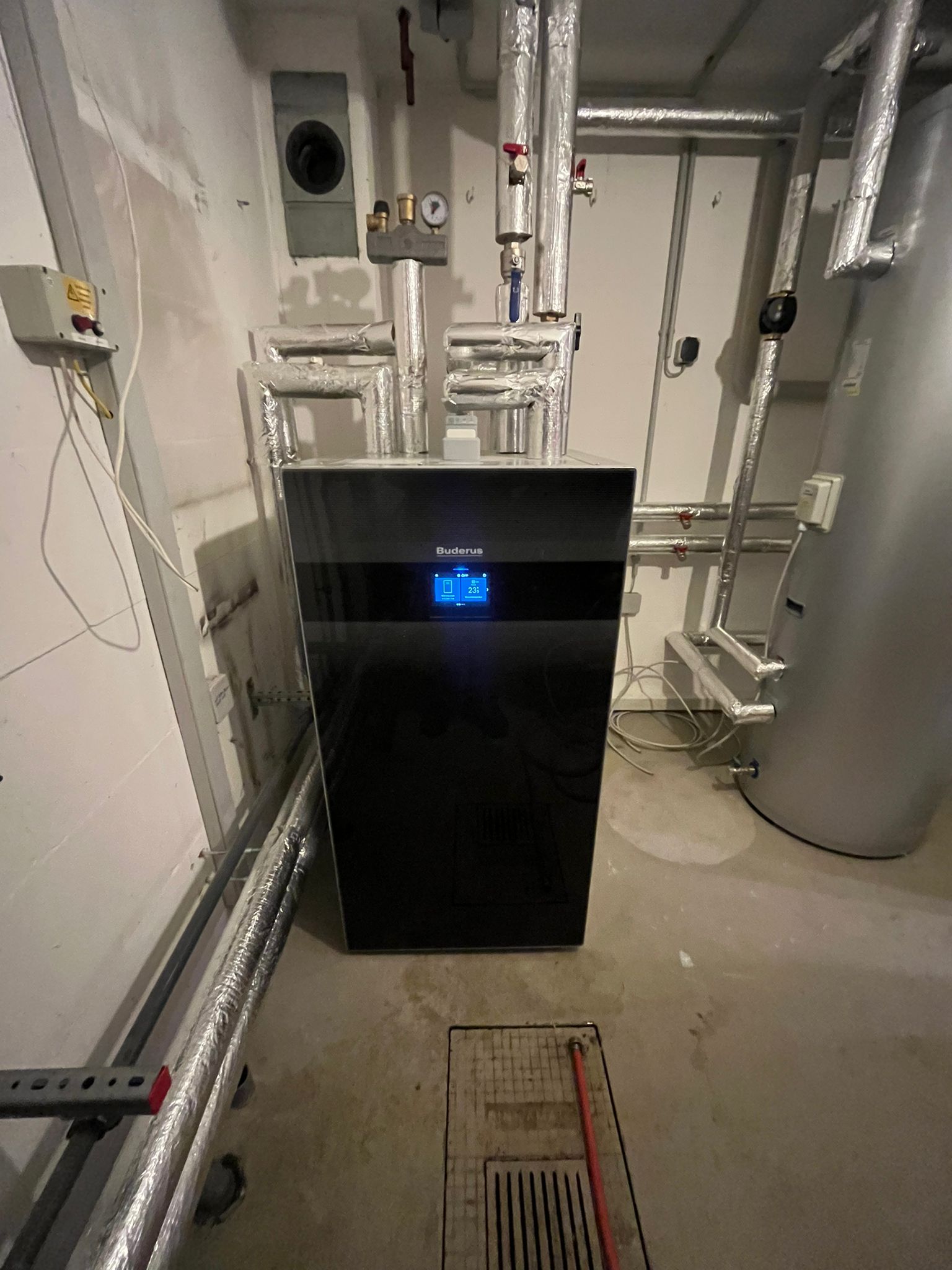 Buderus-Inneneinheit mit Display, fertig angeschlossen