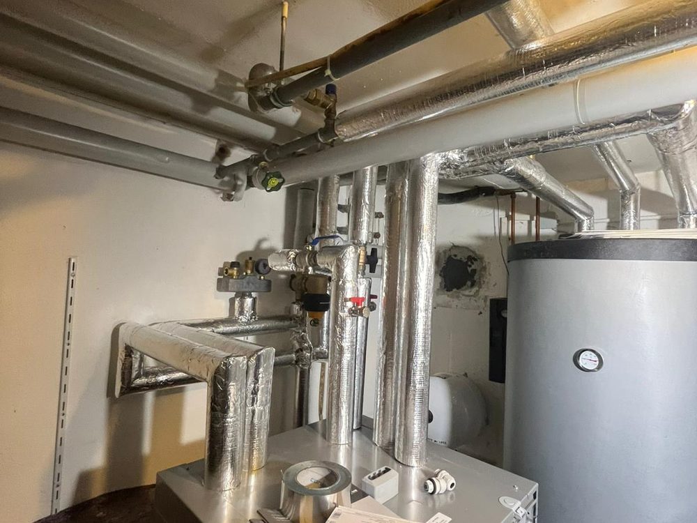 Heizraum nach dem Umbau — Hydraulik komplett